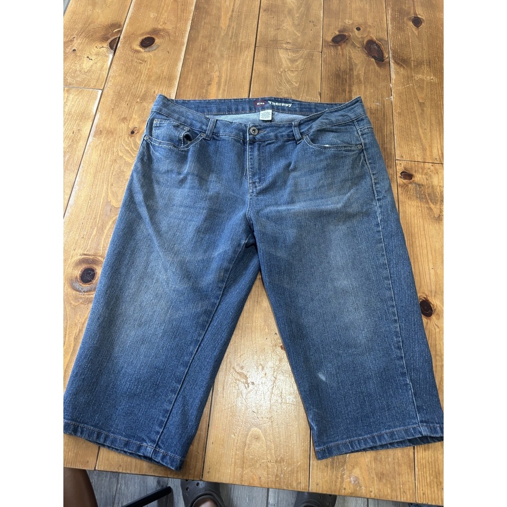 Kiss Therapy Women's Size 10 Capri Jeans Medium Wash Embellished Pockets Stretch